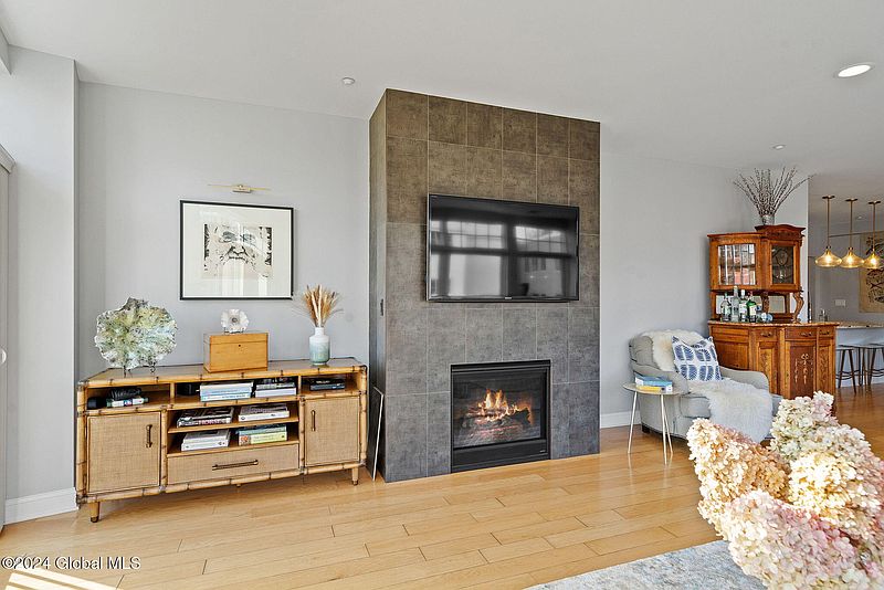 5th image of 17 Chapel Street APT 402