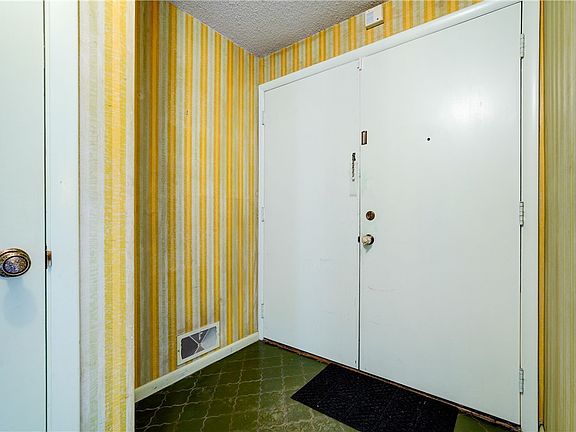 3rd image of 2 Roby Dr