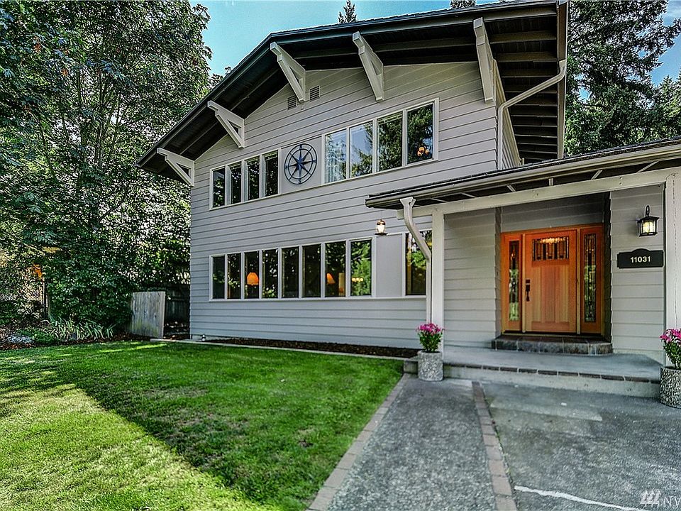 Charming front entry with brand new door!
