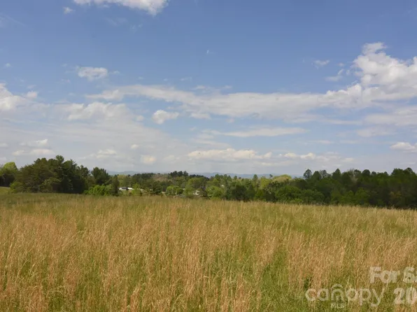 16 Rocking Chair Ln, Leicester, NC 28748