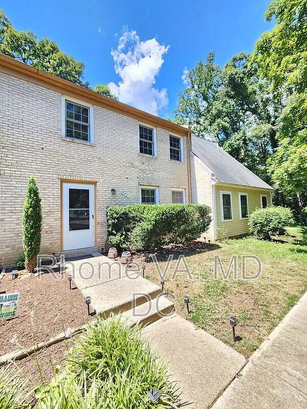 3 bed, 1.0 bath, 1122 sqft, $2,400 — Photo 1