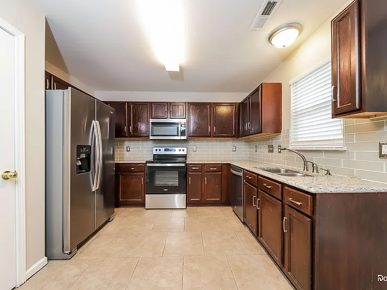 124 Dunbarton Ct — Photo 3