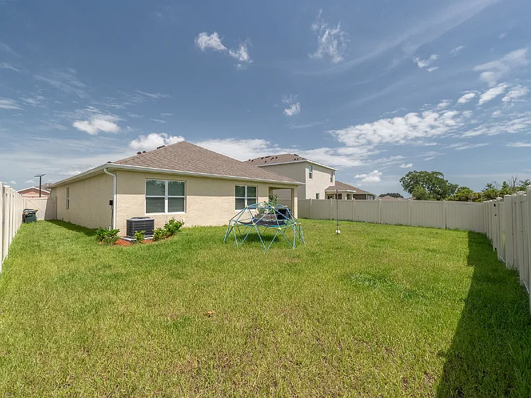 1075 Trinity St — Photo 29