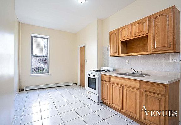 5th image of 880 Greene Ave Floor 1