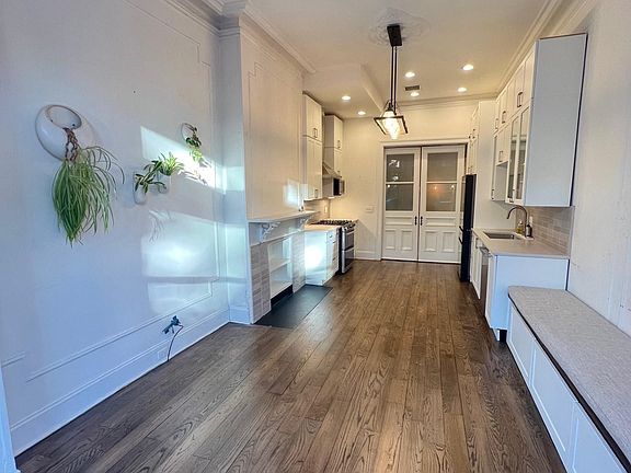 5th image of 122 Mercer St
