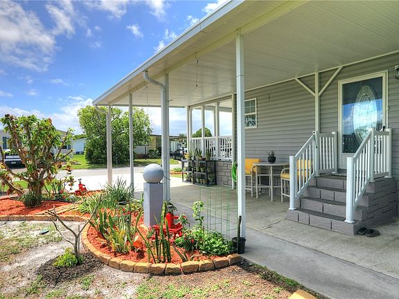 3rd image of 926 Oriole Cir