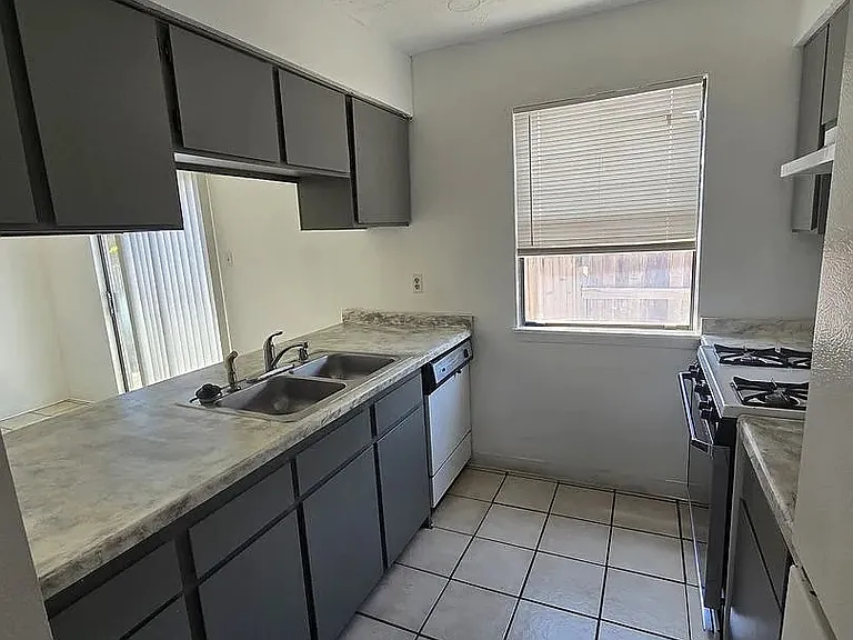320 Geraldine Loop SE #A — Photo 12