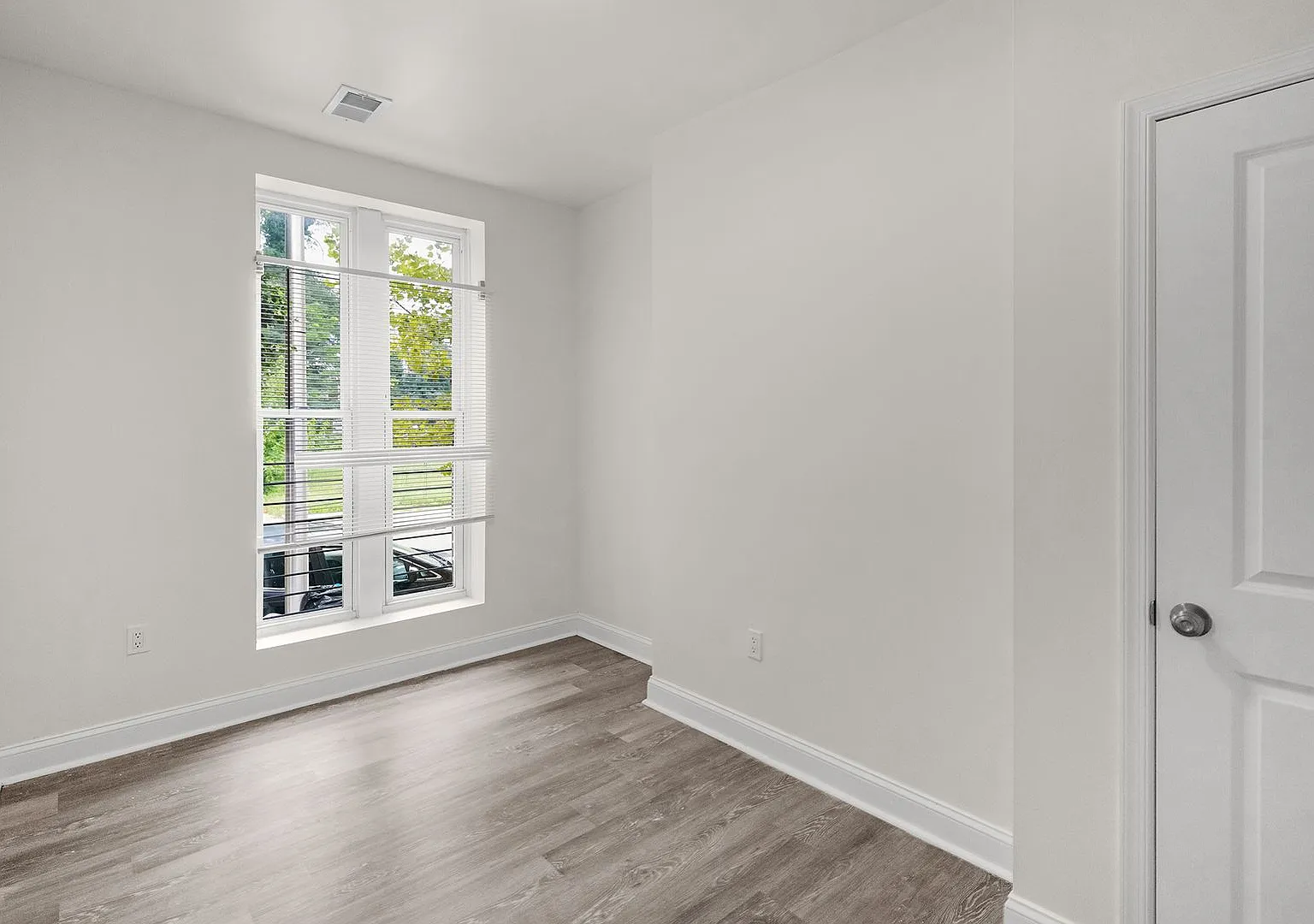 Gorgeous 4 Bedroom is Penn North — Photo 4