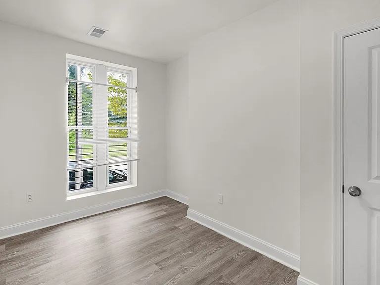 2412 Francis St — Photo 4