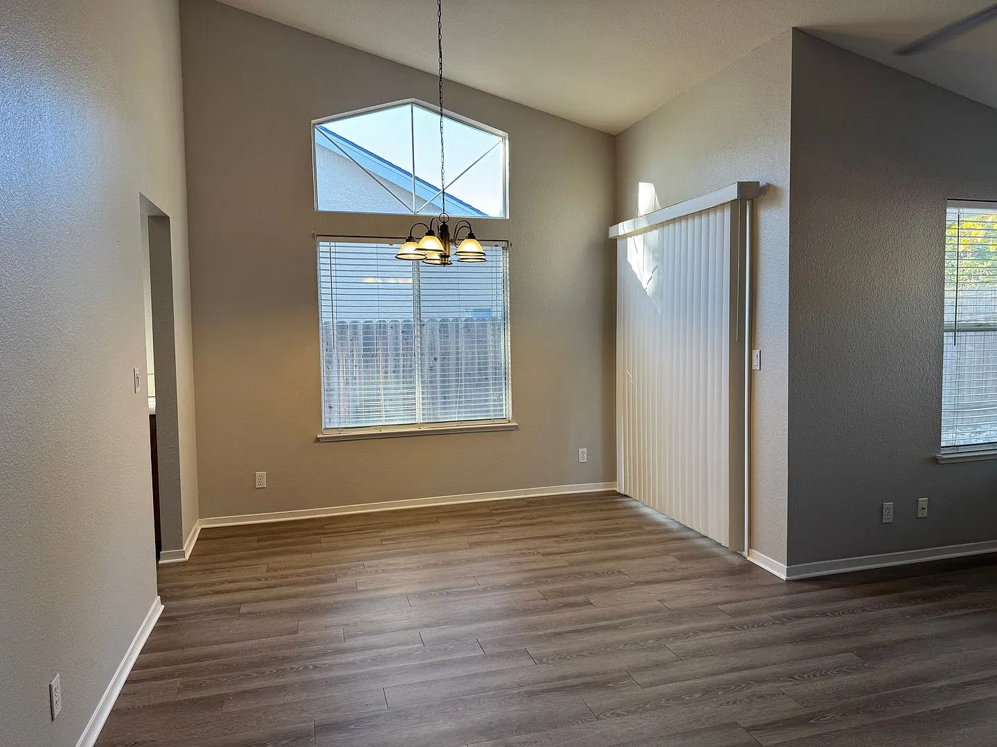 Antelope home with 3 car garage and gardener included — Photo 4