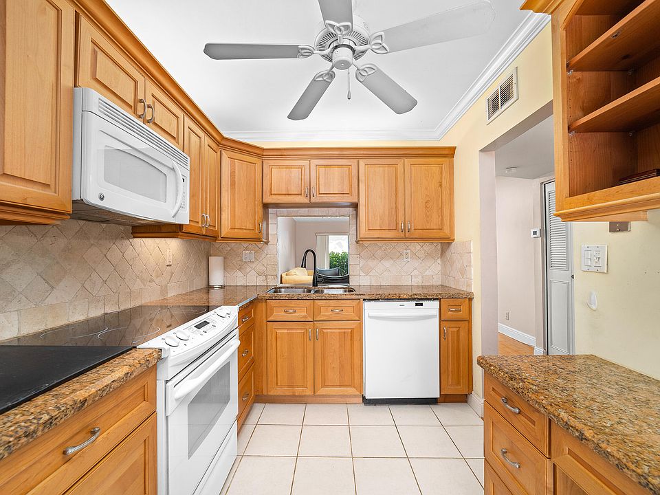 1st image of 860 SE 6th Avenue #302