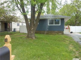 36 Brushwood Dr, Shirley, NY 11967