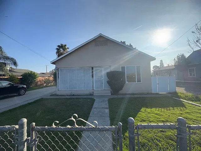 3 bed, 1000 sqft, $1,400 — Photo 1