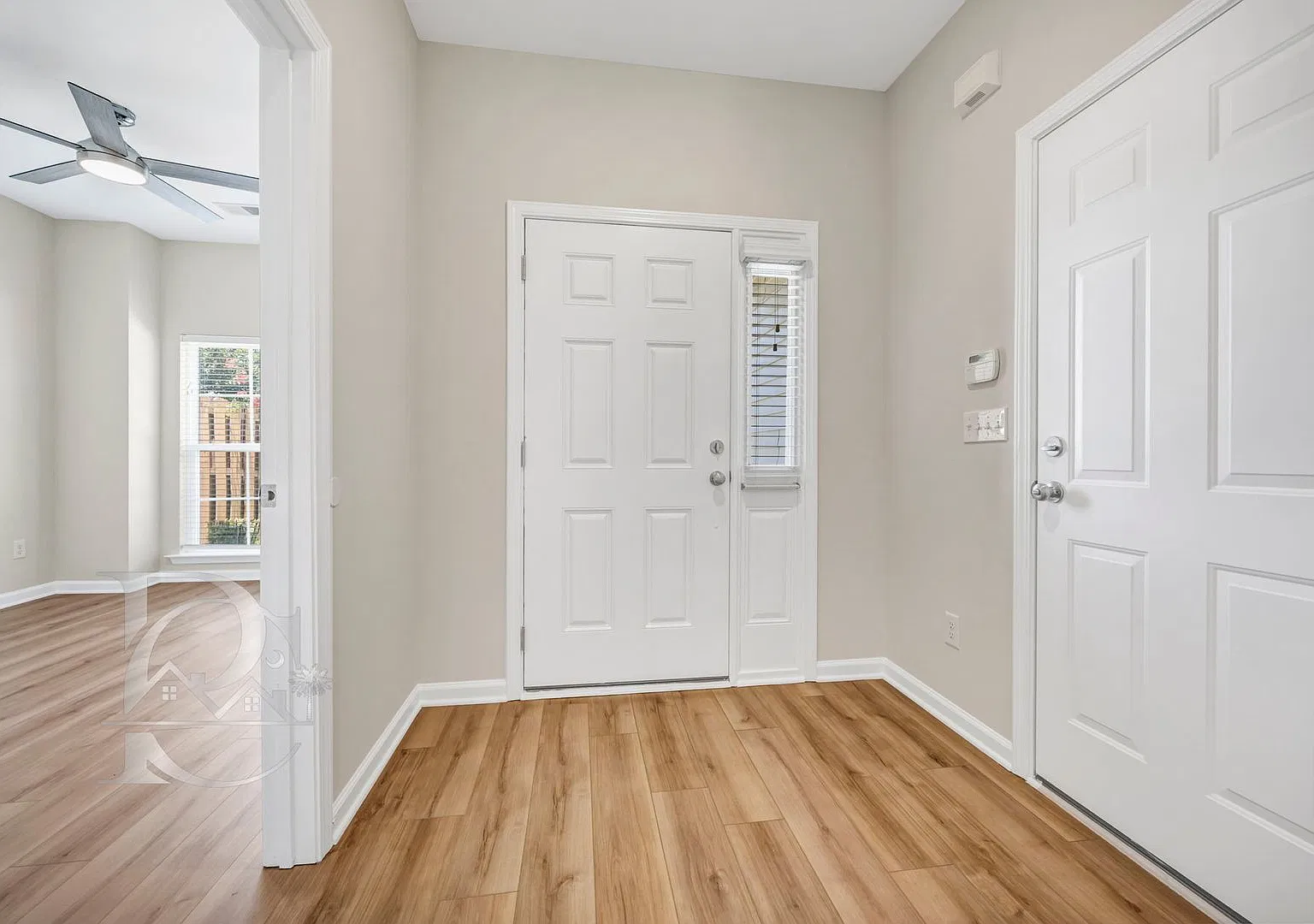 3 Br, 2 Ba In Quaint, Quiet, Gated Community — Photo 3