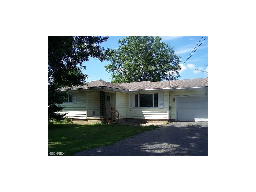 220 Earl Dr photo 1
