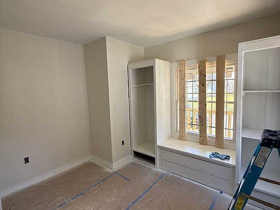 4th image of 2464 W Auer Ave