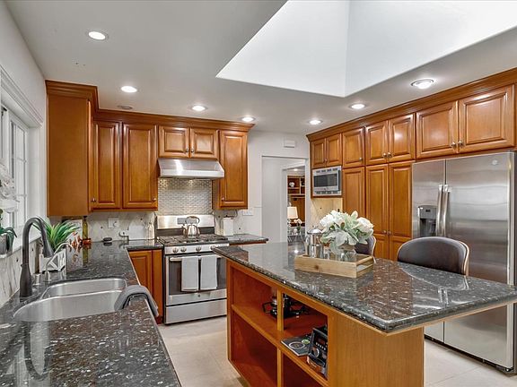5th image of 7341 Brookdale Ct
