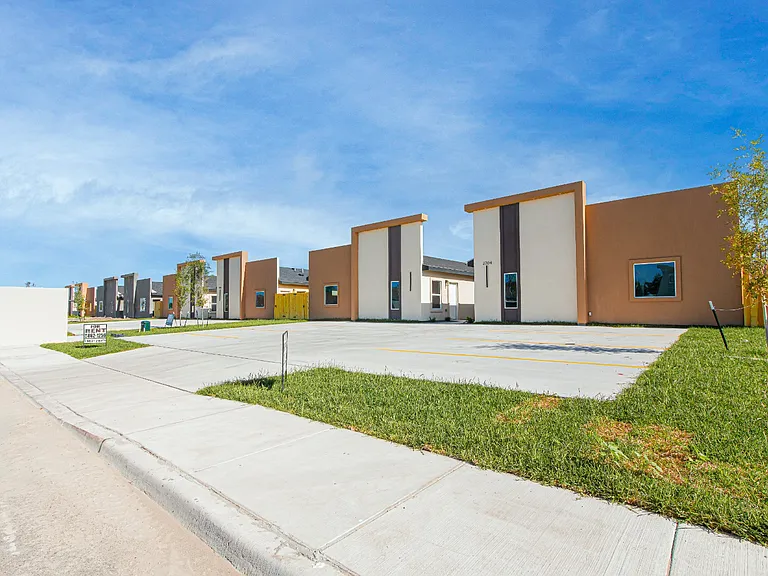2704 W Bliss St — Photo 2