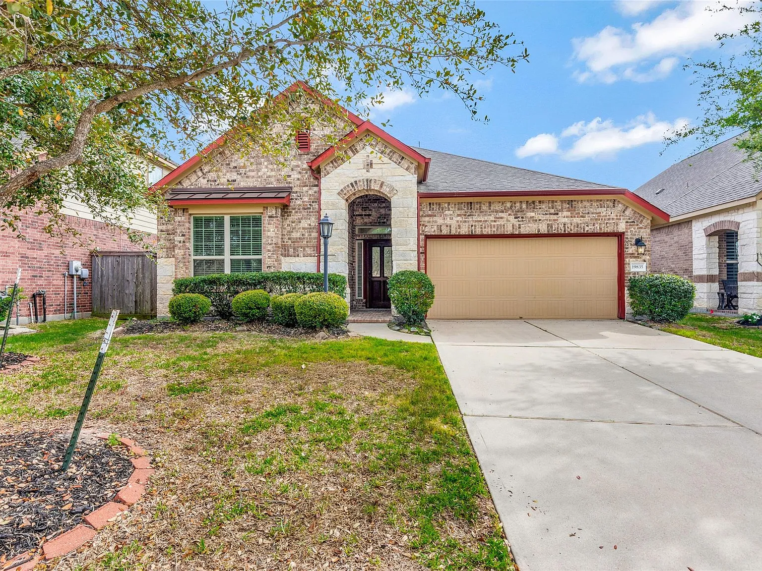 3 bed, 2.0 bath, 2318 sqft, $2,500 — Photo 1
