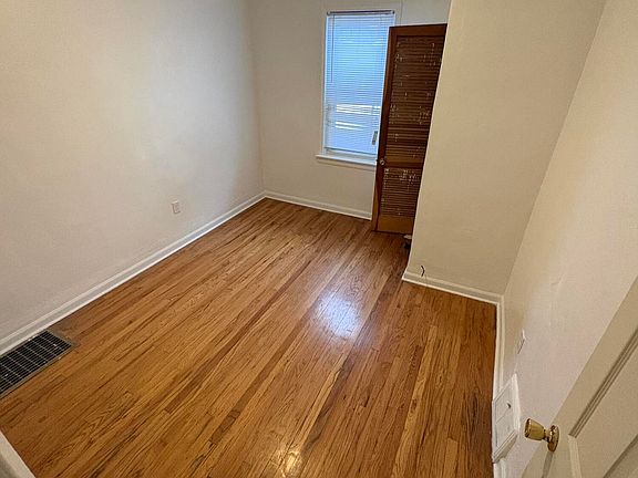 5th image of 2371 Monroe St