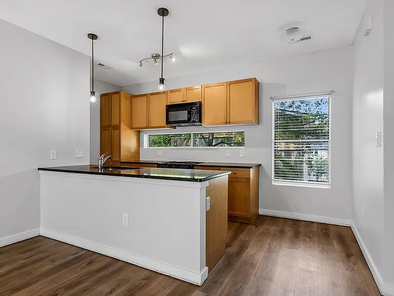 110 Moreland Ave SE #F — Photo 2