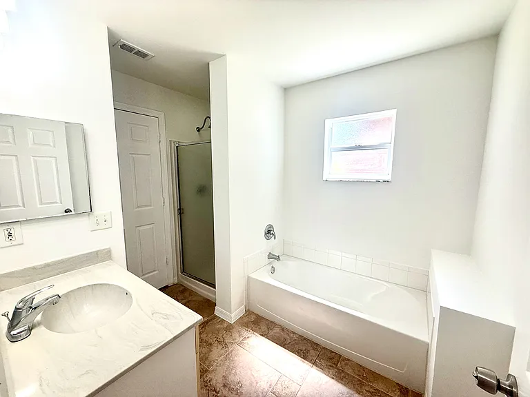 1241 Ermine St E — Photo 13