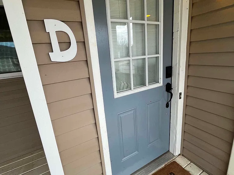 12100 Carriage Ct SE #D — Photo 2