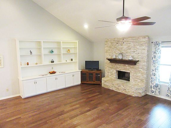 5th image of 415 Paisano Dr