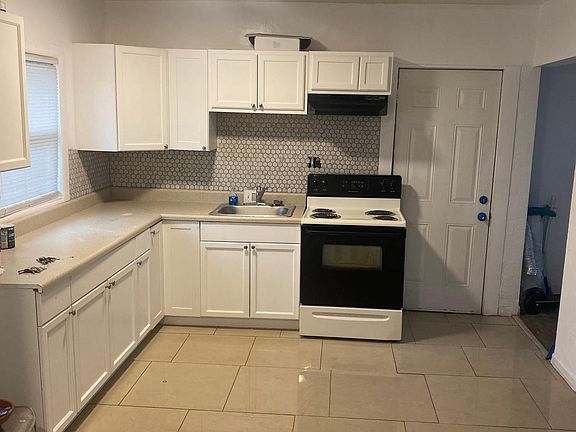2nd image of 806 Palm Bluff St