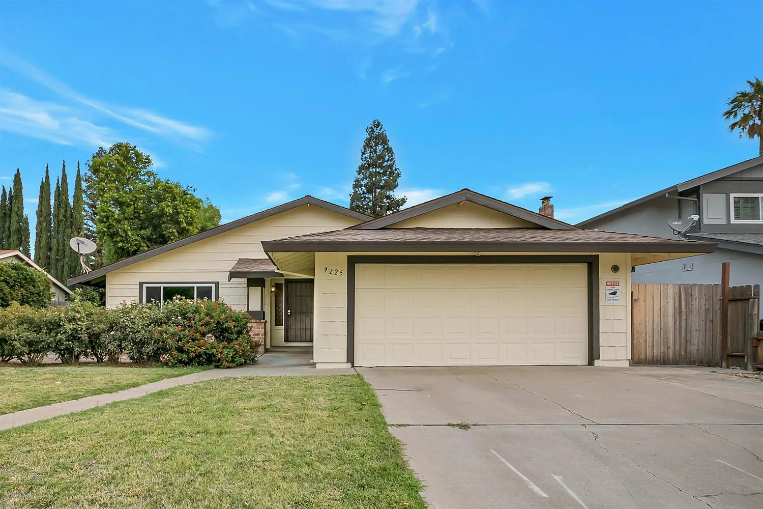 9225 Condesa Dr photo 1