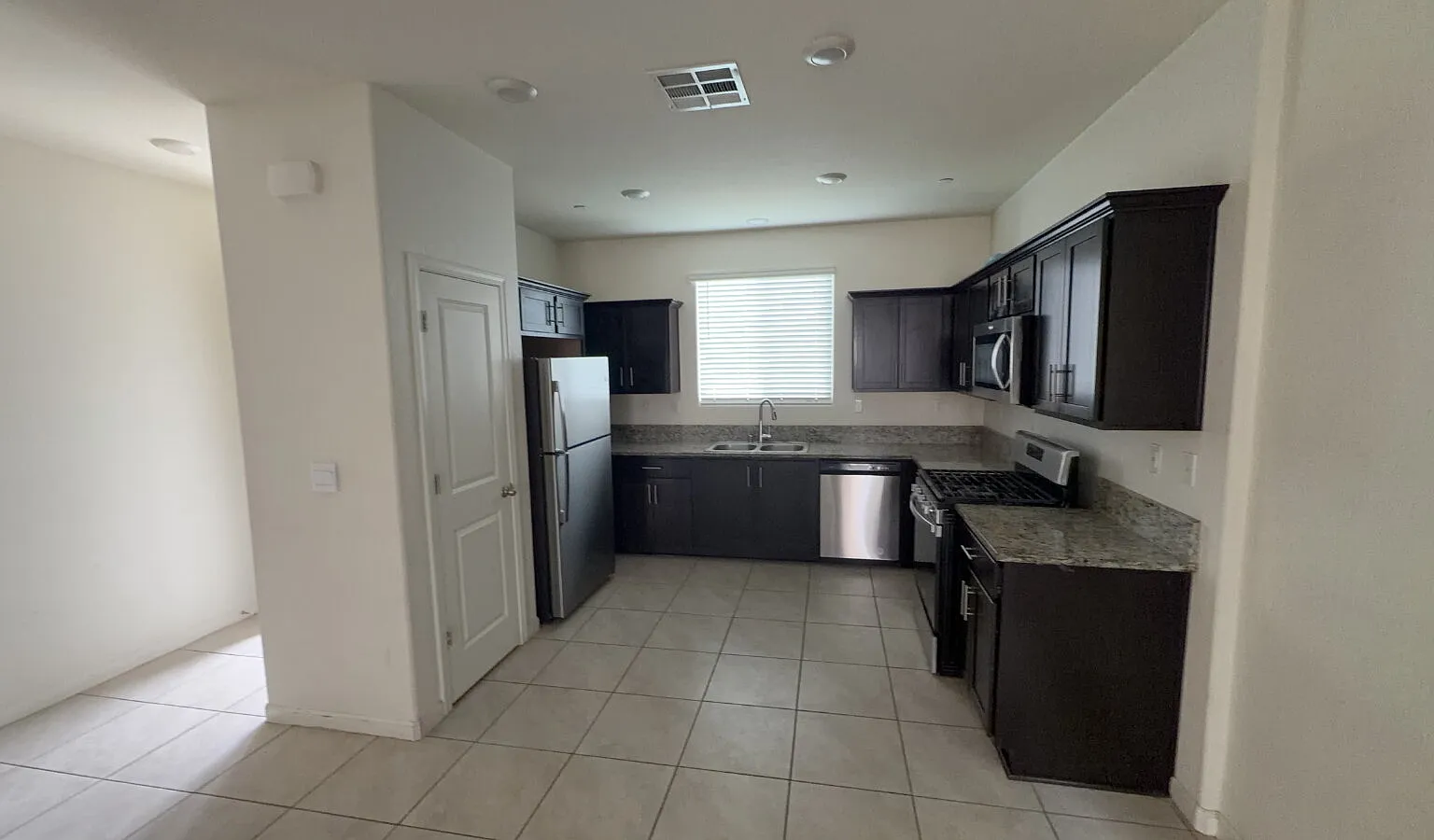 4 bed, 2.5 bath, 1863 sqft, $2,100 — Photo 3
