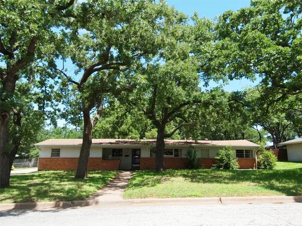 1431 Brazos St, Graham, TX 76450