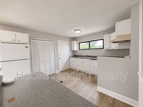 5th image of 2324 Grove St