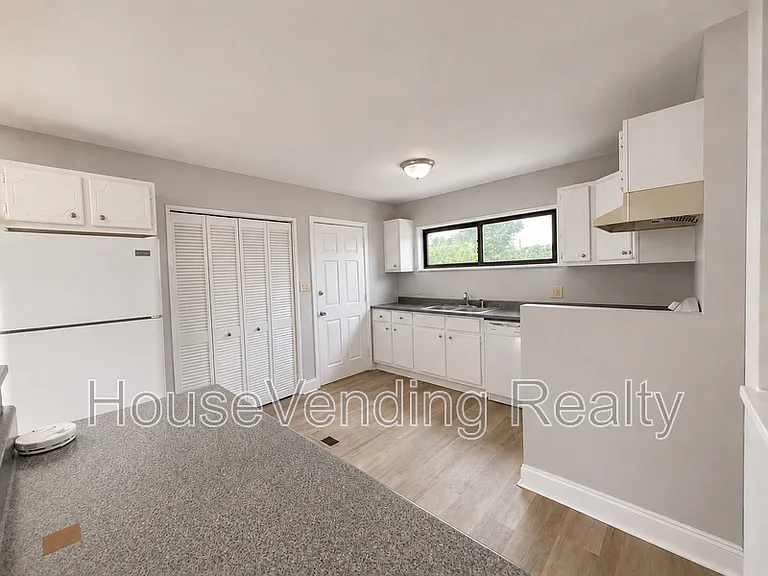 2324 Grove St — Photo 5