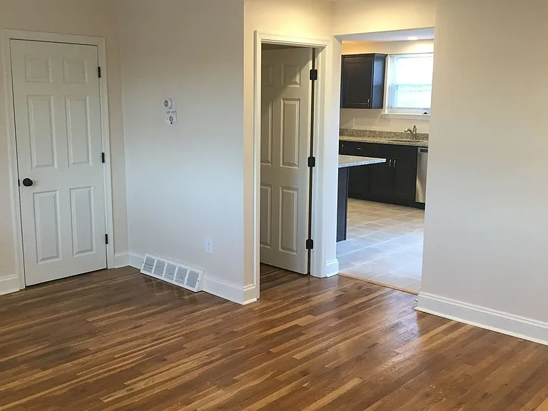 438 W Chestnut St — Photo 5