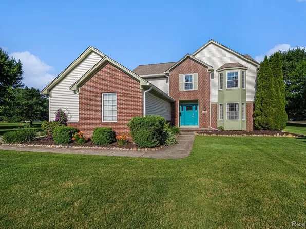 5270 Dillon Dr, White Lake, MI 48383