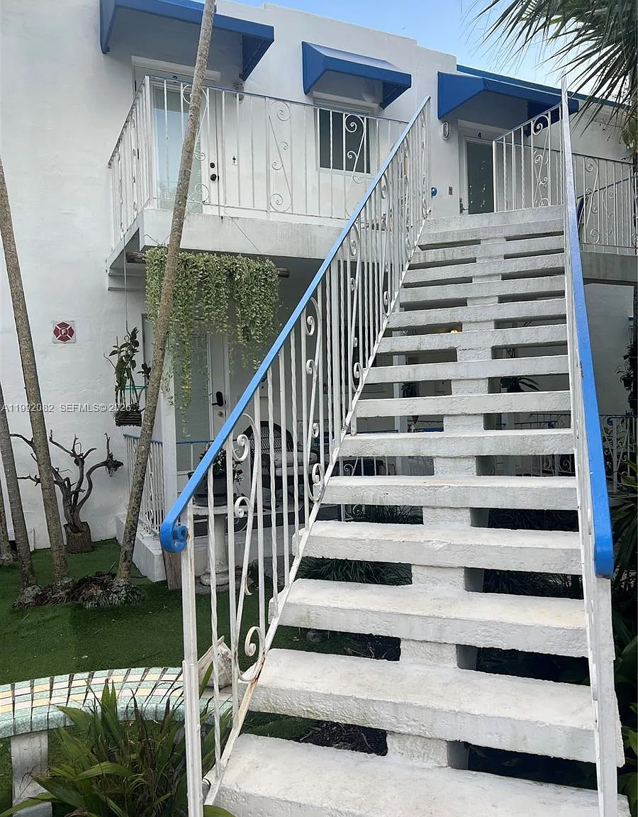 Las Olas Walk Condo — Photo 1