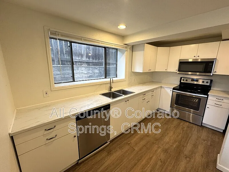 2 bed, 1.0 bath, 968 sqft, $1,260 — Photo 3