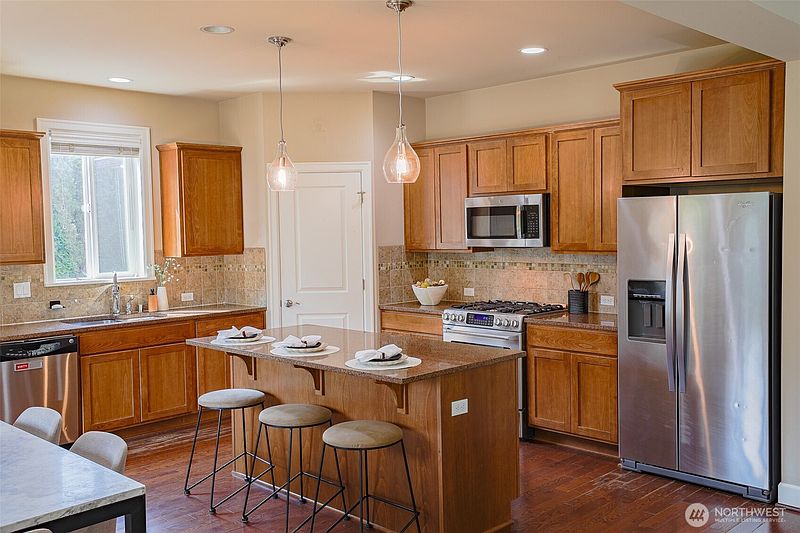 3rd image of 208 Ilwaco Place SE