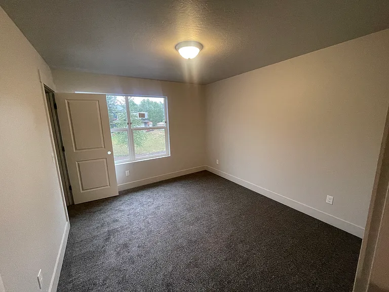 143 Railroad Ave — Photo 4