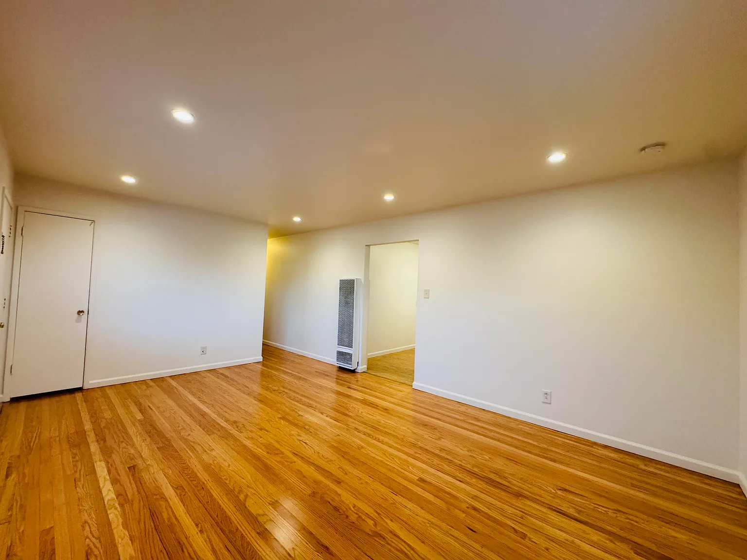 2 bed, 700 sqft, $3,500 — Photo 4