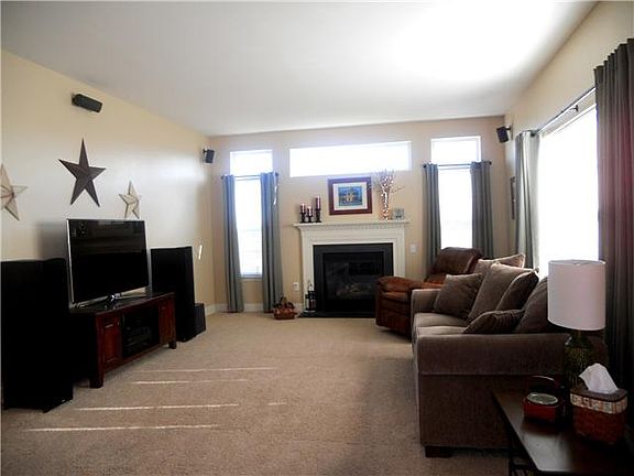 Family room w/fireplace