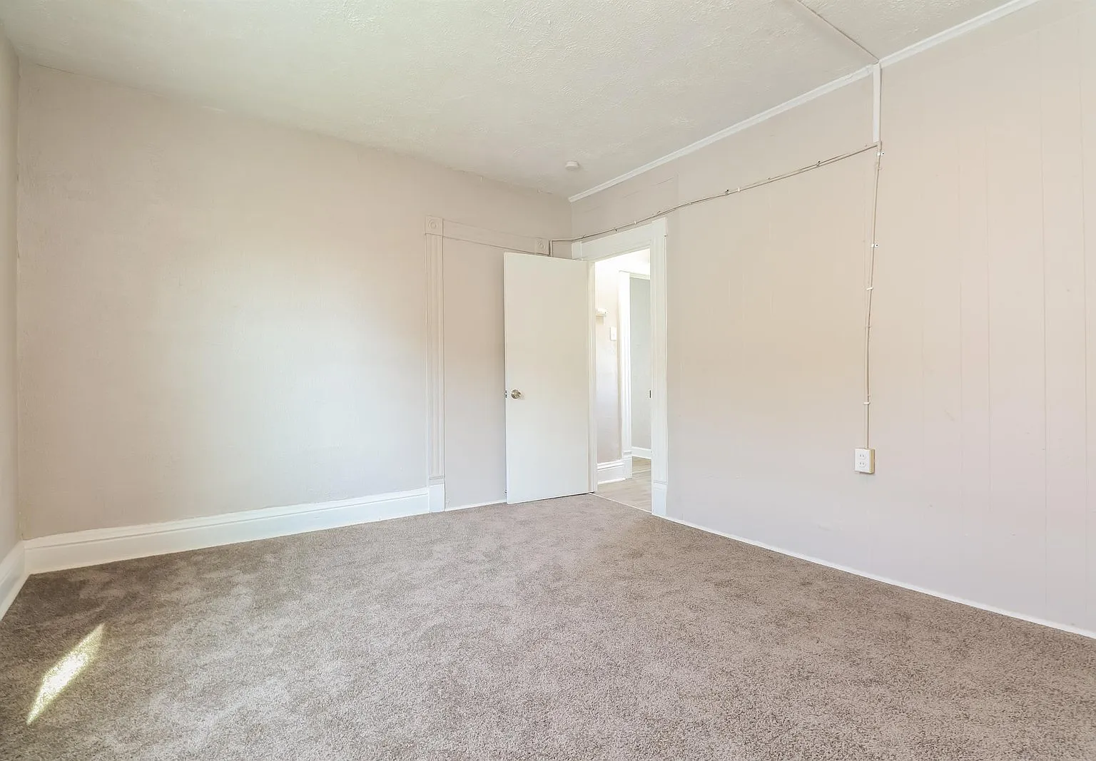 3 bed, 2.0 bath, 1853 sqft, $1,184 — Photo 3