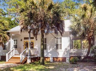 122 Sacagawea Trl, Apalachicola, FL 32320