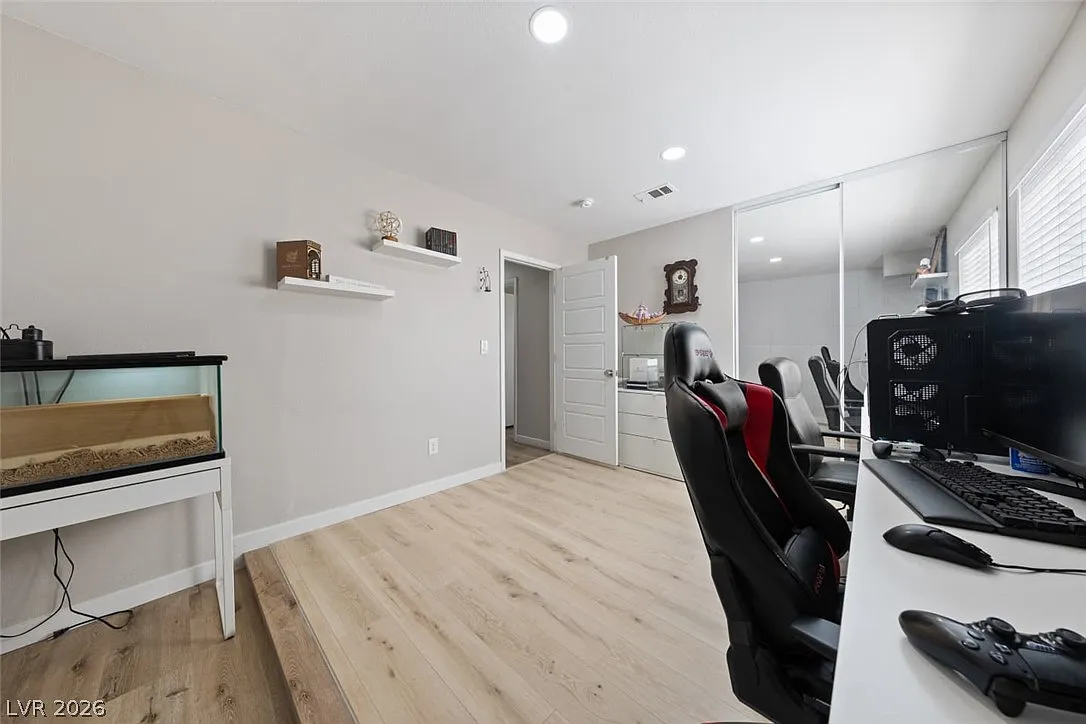 3 bed, 3.0 bath, 1127 sqft, $2,600 — Photo 4