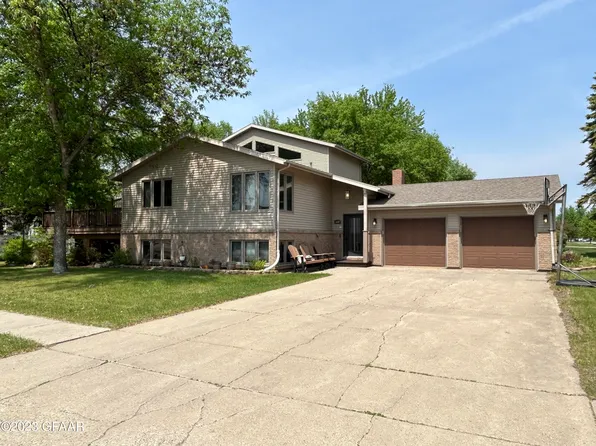 711 W 15th St, Grafton, ND 58237