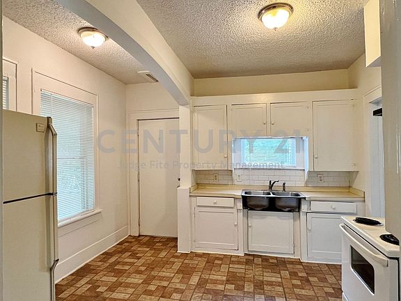 3rd image of 607 Woodbine Ave