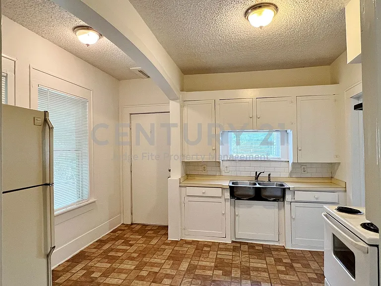 607 Woodbine Ave — Photo 3