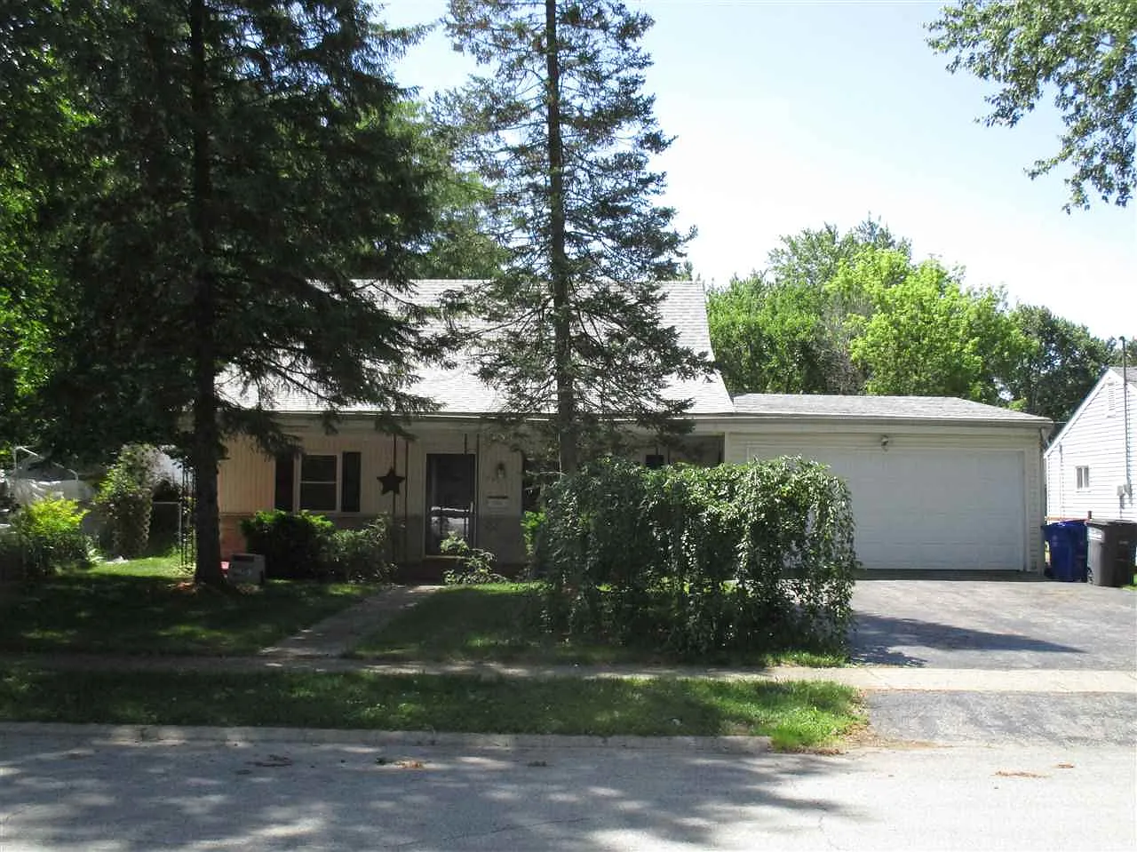 1933 Lynwood Dr photo 1