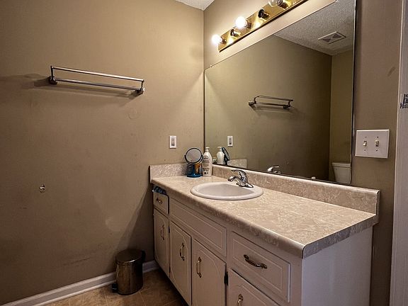 4th image of 1136 Lamont Ct